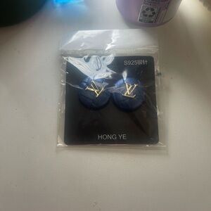 Great pair of earrings stud with design